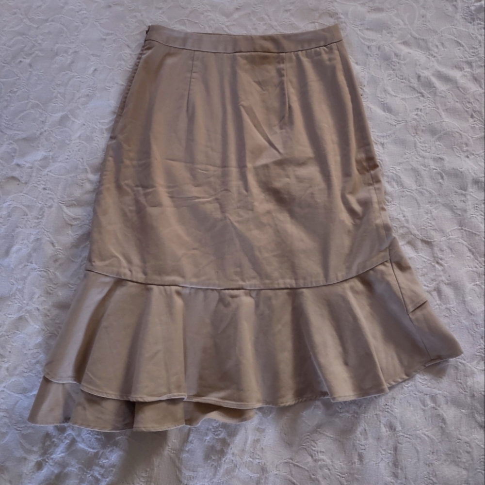 Banana Republic skirts women size 4  good condition,13 inch waist, pretty.